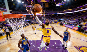 NBA湖人队詹姆斯投出关键三分绝杀勇士的精彩瞬间高清画面