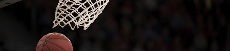 NBA季后赛湖人队与勇士队激烈比赛现场高清直播画面